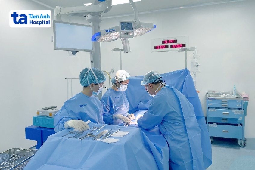 bác sĩ tú phẫu thuật tháo nẹp cho bệnh nhi