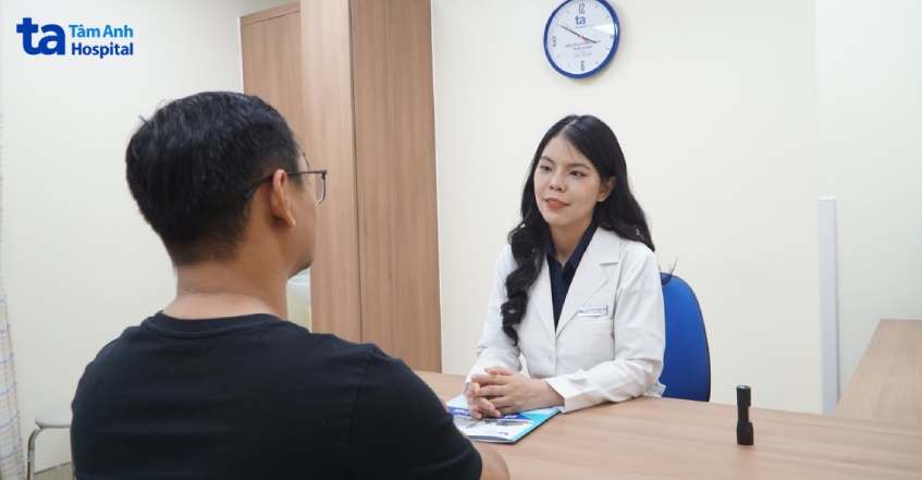 bác sĩ tư vấn với khách hàng