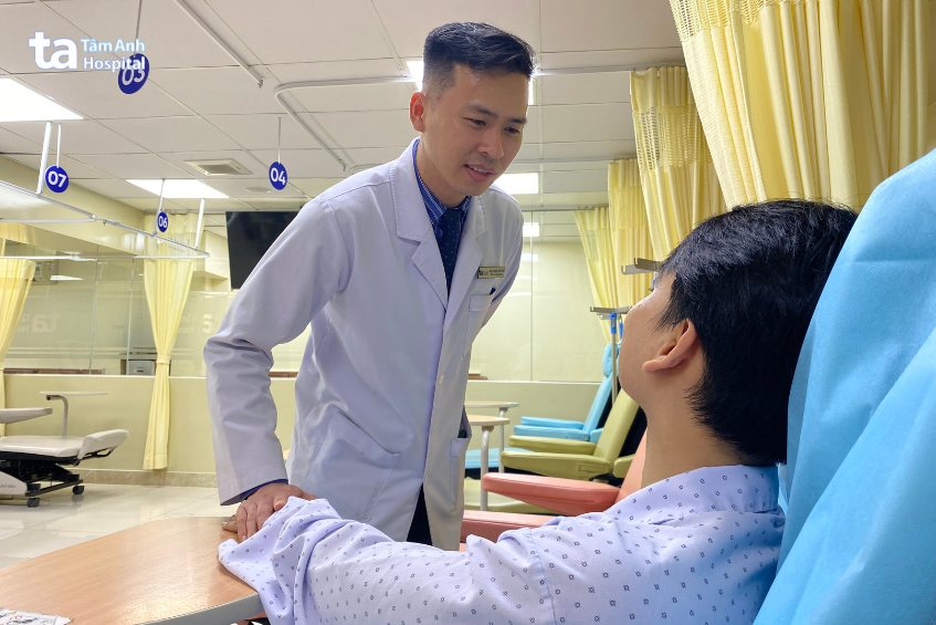 bác sĩ tuấn phúc khám cho người bệnh