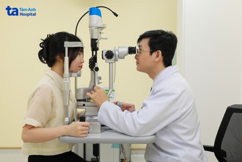 bác sĩ tùng đang khám mắt cho người bệnh