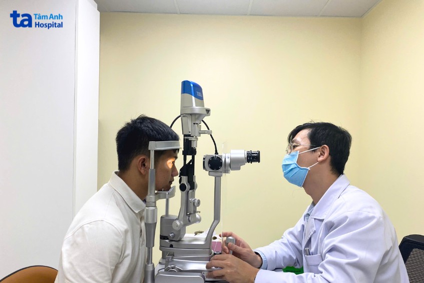 bác sĩ tùng khám mắt bằng đèn khe