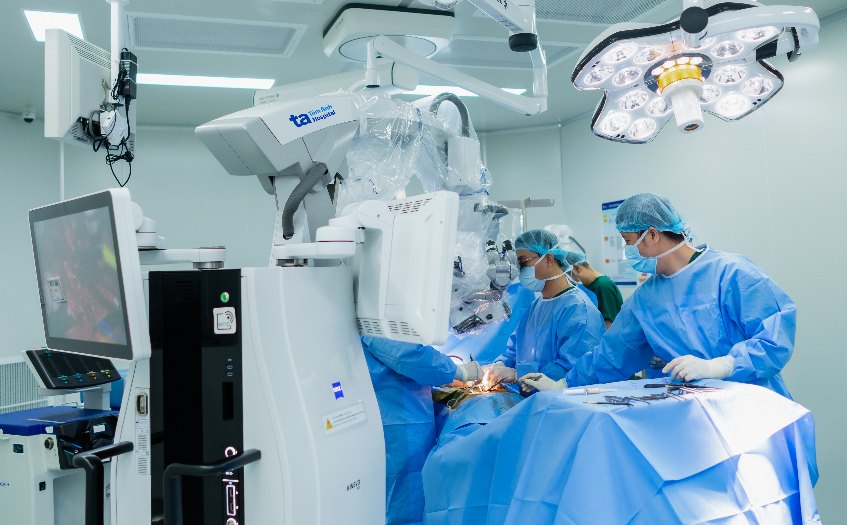 bác sĩ ứng dụng thiết bị phẫu thuật tại tâm anh