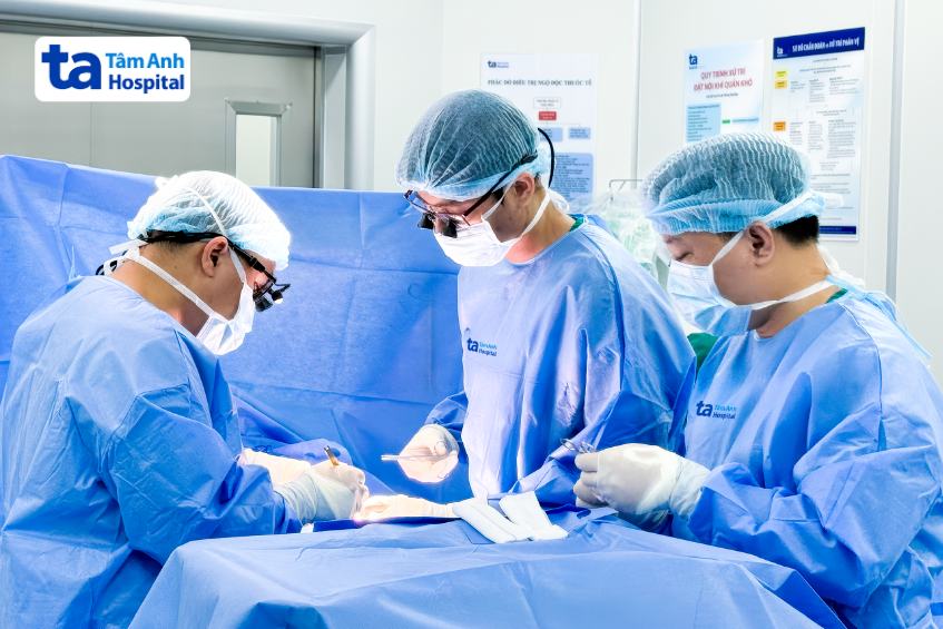 bác sĩ vũ phẫu thuật cho bé hồng