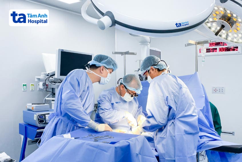 bác sĩ vũ phẫu thuật cho bệnh nhi