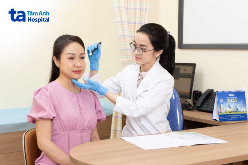 bác sĩ vy bệnh viện tâm anh thăm khám da khách