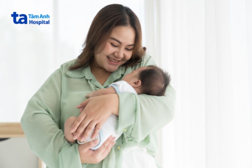 Sự bận rộn chăm con nhỏ là một trong những nguyên nhân khiến mẹ khó lấy lại vóc dáng sau sinh