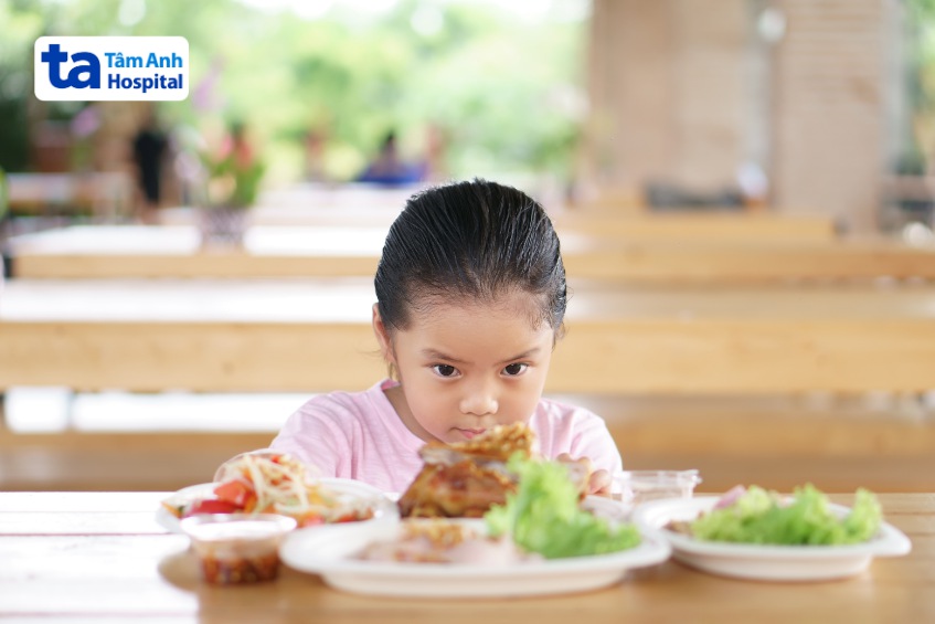 bé bị tay chân miệng ăn thịt gà được không