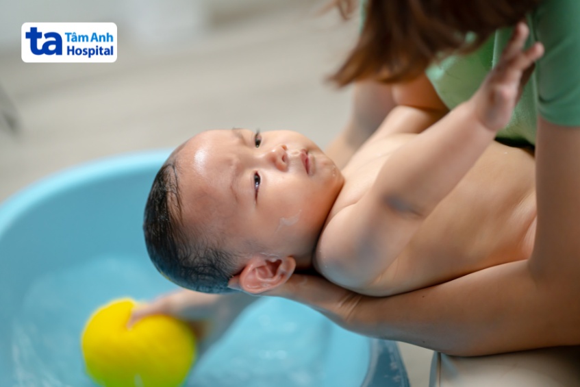 bé bị viêm tiểu phế quản có tắm được không