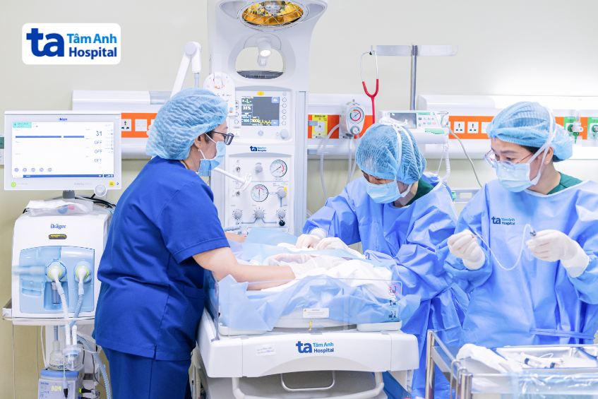 bé giang được chăm sóc đặc biệt tại trung tâm sơ sinh