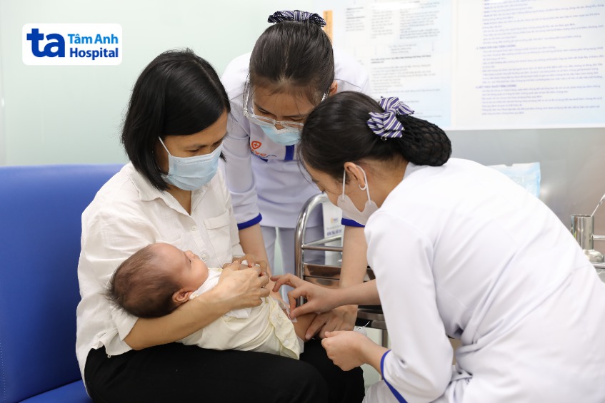 bé tiêm vắc xin phế cầu 15