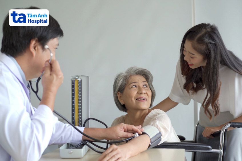 Bệnh nhân đi khám suy tim nên mặc trang phục thoải mái để thuận tiện cho bác sĩ khi kiểm tra