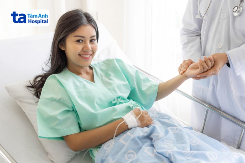 bệnh nhân được chăm sóc và theo dõi sau phẫu thuật