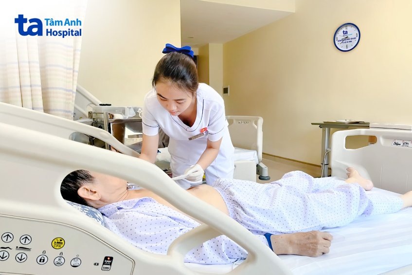 bệnh nhân được thay băng vết mổ mỗi ngày