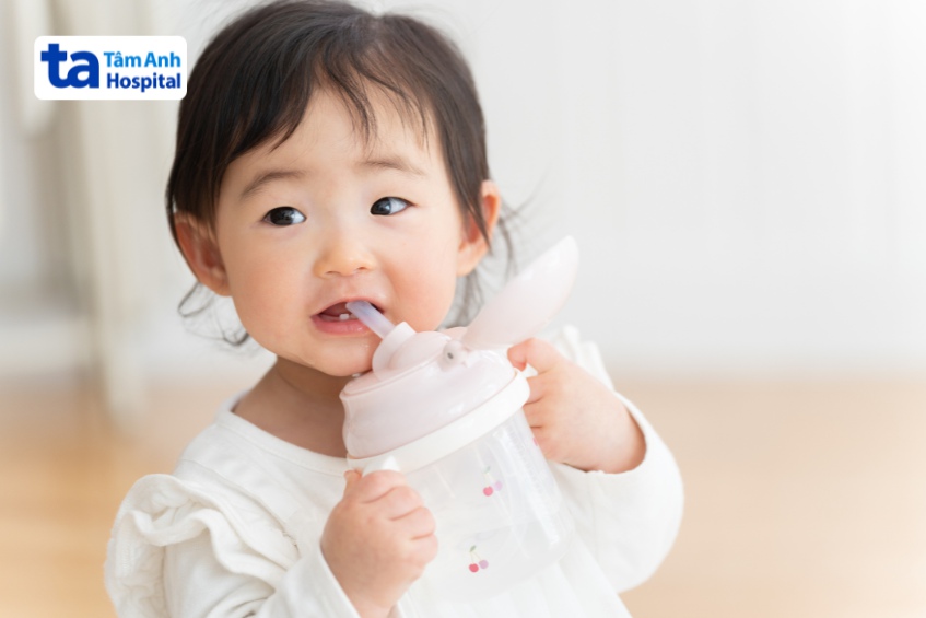 bổ sung đủ nước cho trẻ