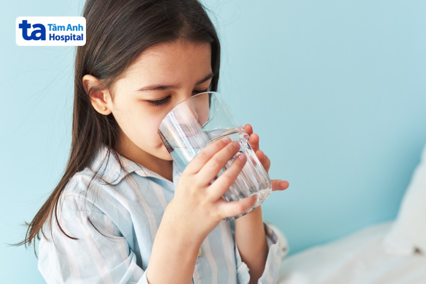 bổ sung nước và cân bằng điện giải cho bé
