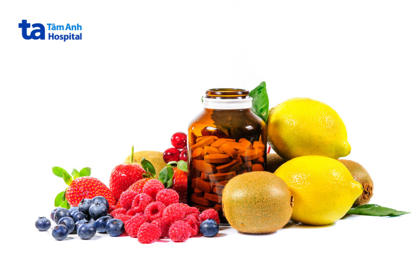 Phụ nữ có thể bổ sung vitamin và khoáng chất thông qua trái cây hoặc các loại viên uống bổ sung