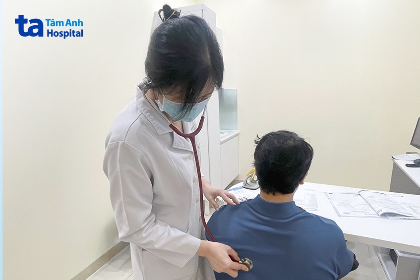 bs hà đang khám cho cho chị t