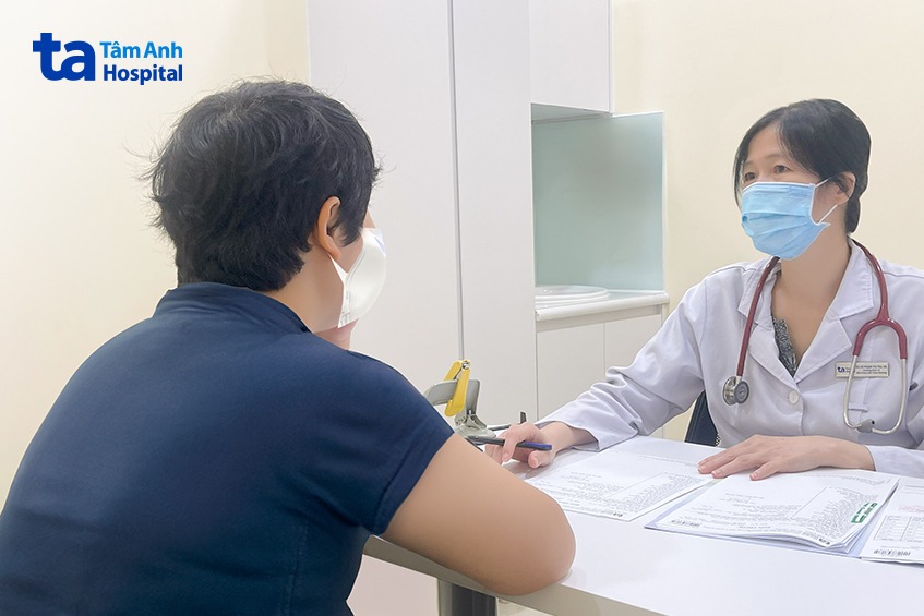 bs hà đang tư vấn liệu trình giảm cân cho chị t