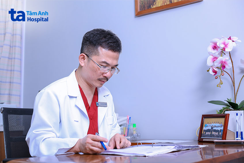 PGS.TS.BS Lê Hoàng đang theo dõi bệnh án của người bệnh