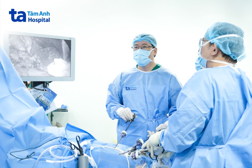 bs Hùng thực hiện mổ sadis