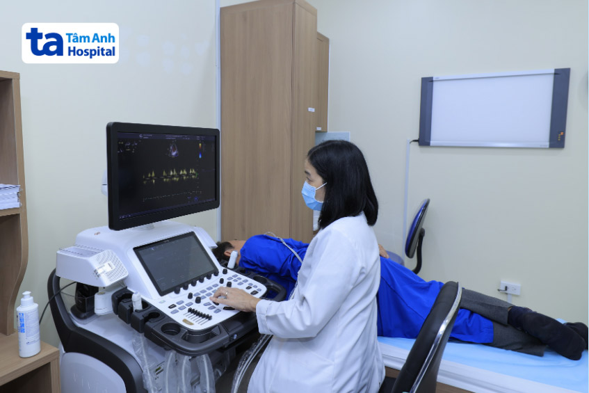 ThS.BS.CKII Nguyễn Thị Ngọc thực hiện siêu âm tim cho bệnh nhân