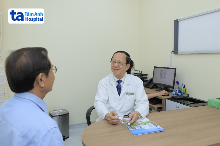 PGS.TS.BS Phạm Nguyễn Vinh - Giám đốc Trung tâm Tim mạch, Bệnh viện Đa khoa Tâm Anh TP.HCM thăm khám cho bệnh nhân suy tim
