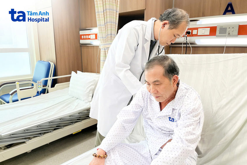 Bác sĩ Quyền khám cho bệnh nhân trước lúc xuất viện