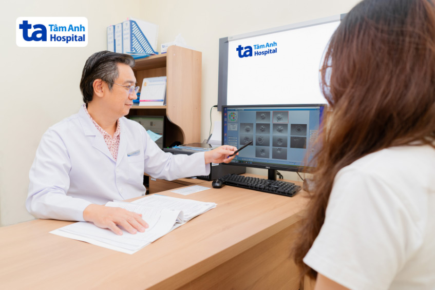 Bác sĩ Tuân khám và tư vấn cho một phụ nữ bị vô sinh thứ phát