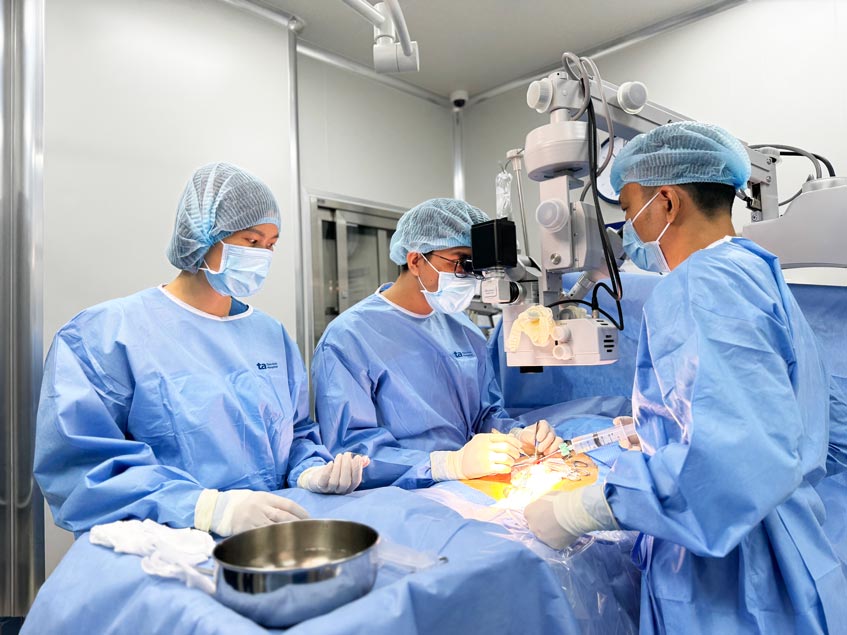 Bác sĩ Vinh (giữa) cùng ê kíp phẫu thuật “2 trong 1” điều trị cho nam giới vô sinh