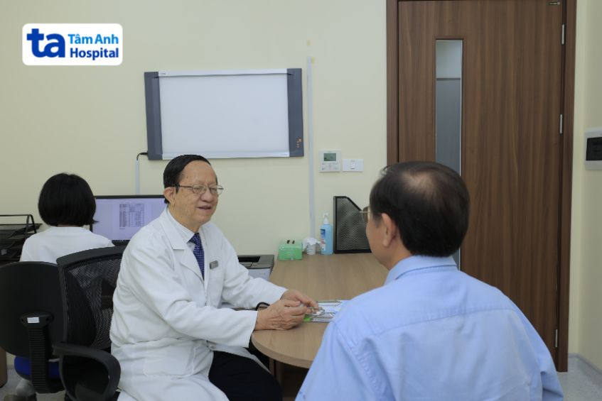 PGS.TS.BS Phạm Nguyễn Vinh, Giám đốc Trung tâm Tim mạch, BVĐK Tâm Anh TP.HCM đang thăm khám cho người bệnh.