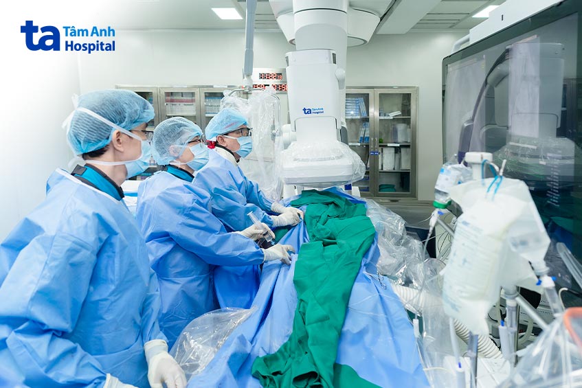 Các bác sĩ Bệnh viện Đa khoa Tâm Anh thay van động mạch chủ qua da cho bệnh nhân