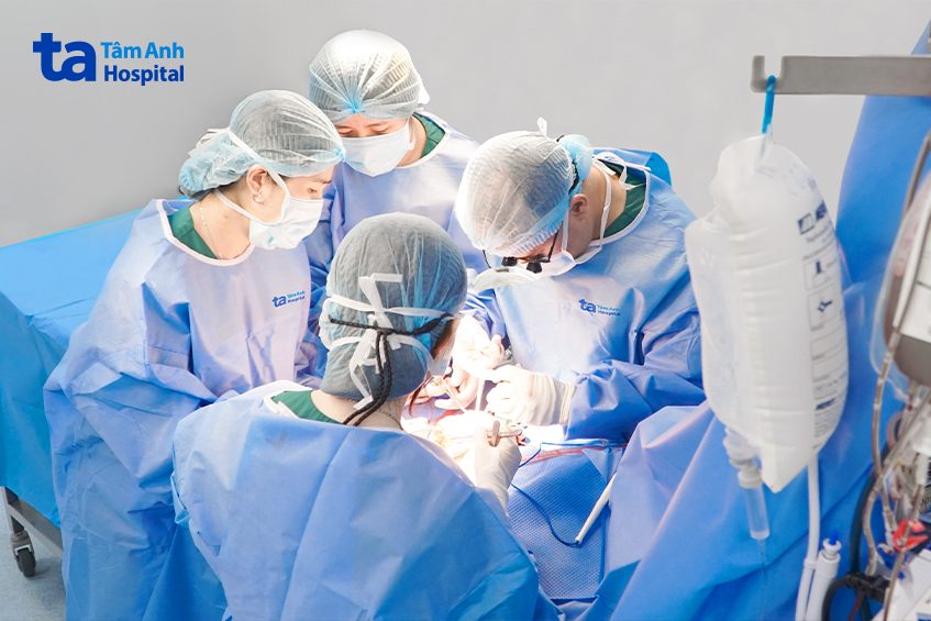 các chuyên gia, bác sĩ ngoại nhi đang thực hiện phẫu thuật cho trẻ