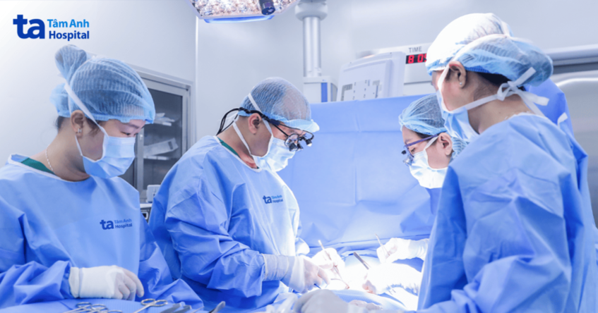 các chuyên gia, bác sĩ ngoại nhi đang thực hiện phẫu thuật cho trẻ