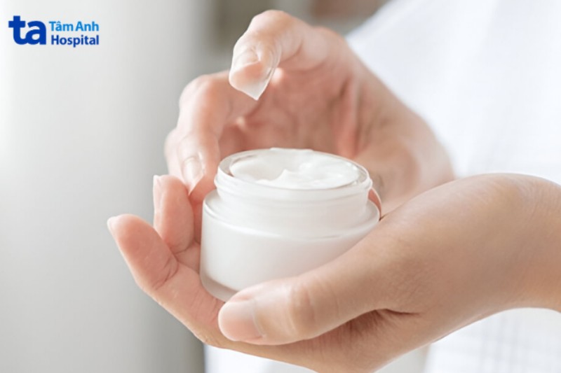 thoa kem dưỡng ẩm ngừa viêm da tiết bã
