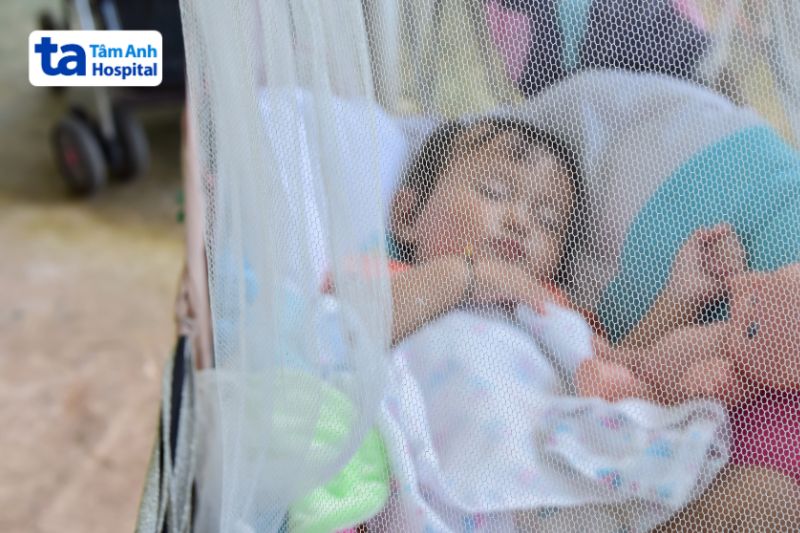 giăng mùng khi ngủ phòng muỗi đốt