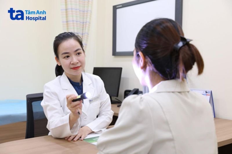 bác sĩ kiểm tra tình trạng da cho khách hàng