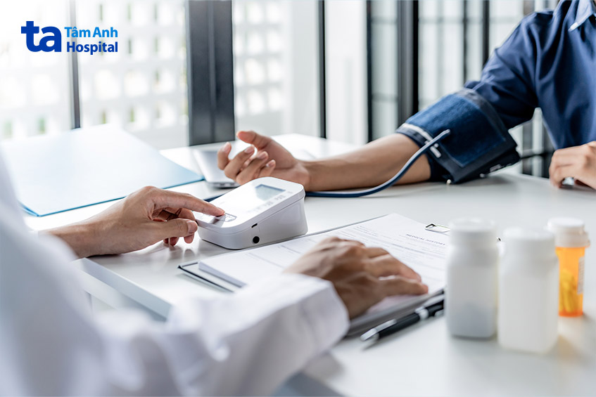 Người bệnh cần được đo huyết áp thường xuyên và kiểm soát chỉ số ở mức ổn định