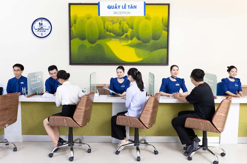 khách hàng được tiếp nhận tại quầy cskh