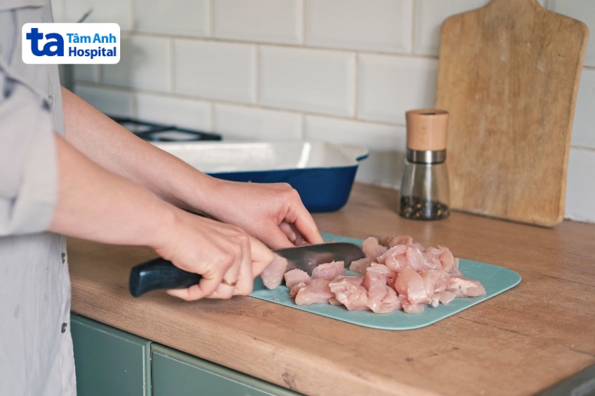 chế biến thịt gà cho trẻ bị tay chân miệng