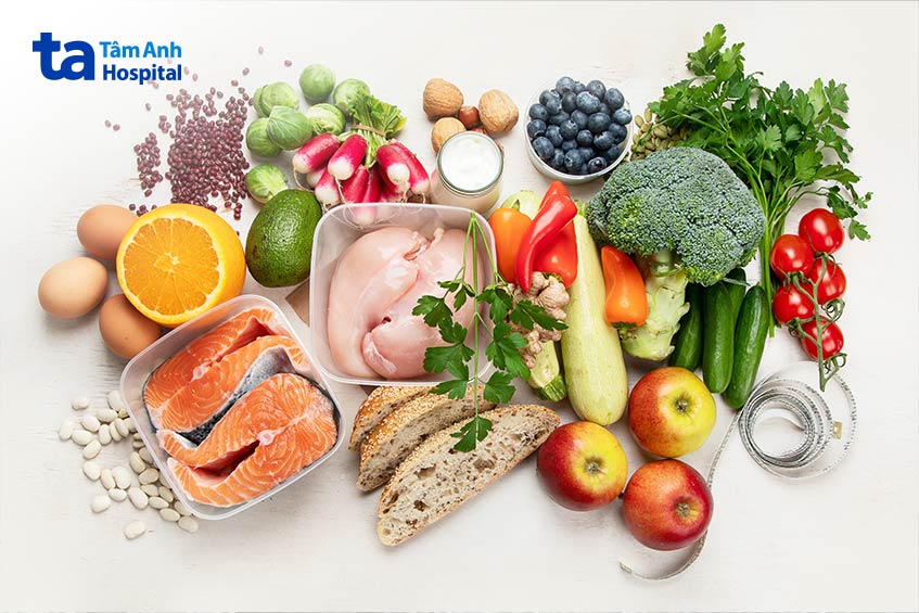 Chế độ ăn cân bằng giúp kiểm soát đề kháng insulin, giảm viêm và hỗ trợ quá trình phóng noãn đều đặn
