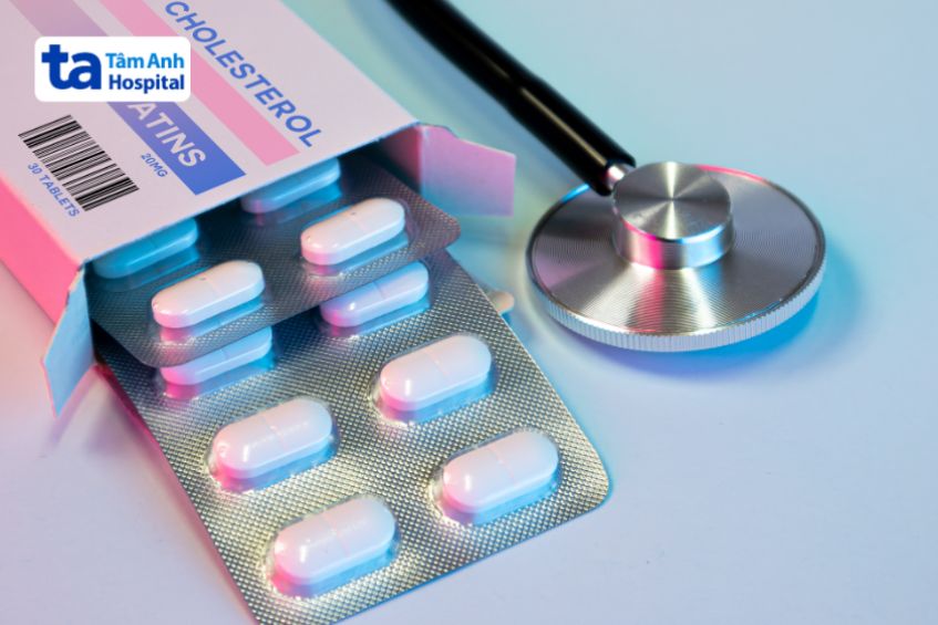 Nếu cholesterol trong máu quá cao hoặc điều chỉnh lối sống không cải thiện được, bác sĩ sẽ có chỉ định dùng thuốc hạ cholesterol