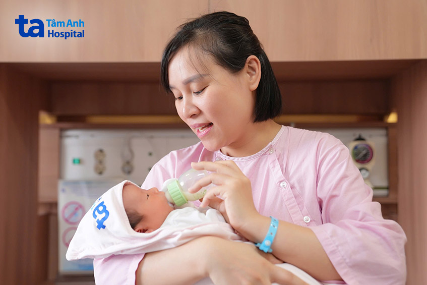 Chị Tươi hạnh phúc ôm con trong vòng tay sau nhiều năm chờ đợi