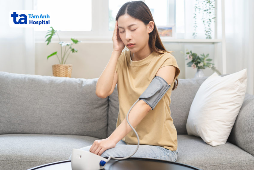 Chóng mặt, mờ mắt, đau ngực… là những dấu hiệu thường gặp của huyết áp dao động và bệnh lý huyết áp nói chung