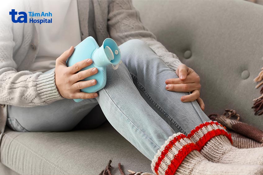 Chườm nóng, chườm lạnh giảm đau khớp gối