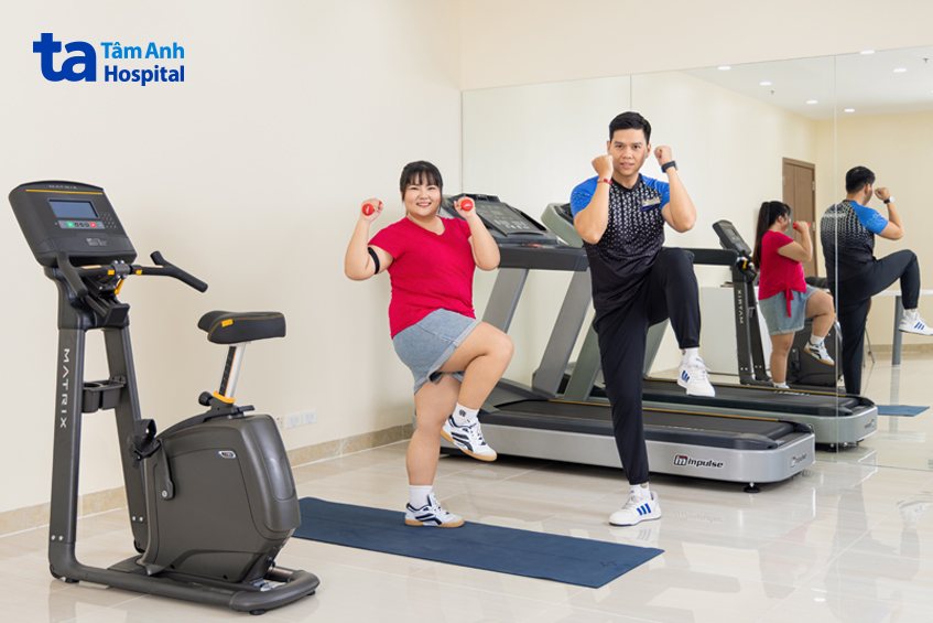 chuyên viên hướng dẫn khách hàng vận động