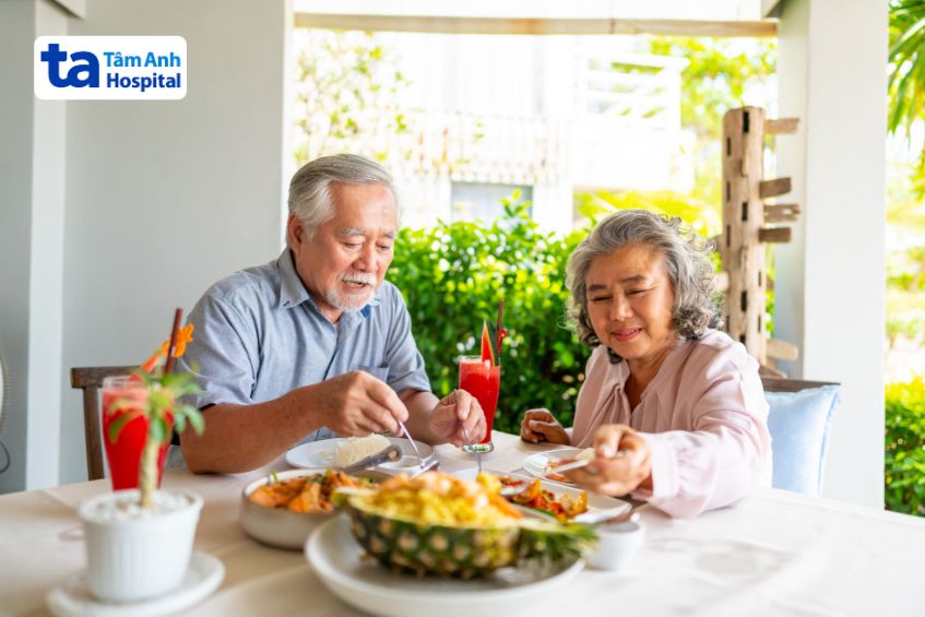 Có chế độ ăn uống khoa học góp phần ổn định huyết áp ở người cao tuổi