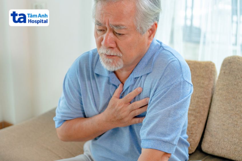 Có nhiều nguyên nhân gây đau ngực, trong đó phổ biến là bệnh tim mạch.