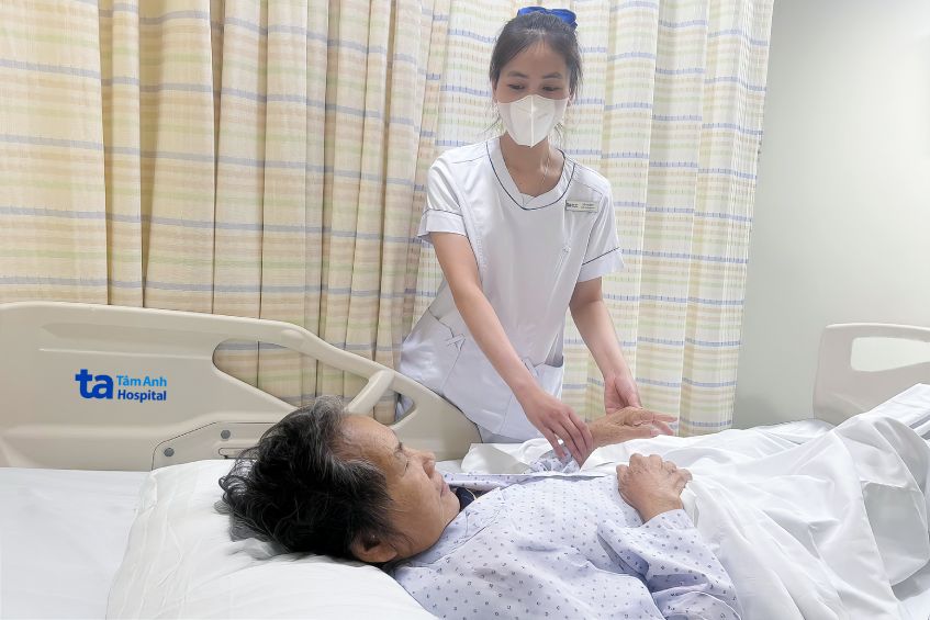 cụ bà bị sỏi mật