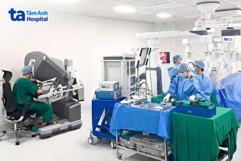 đang ngồi ở buồng điều khiển robot