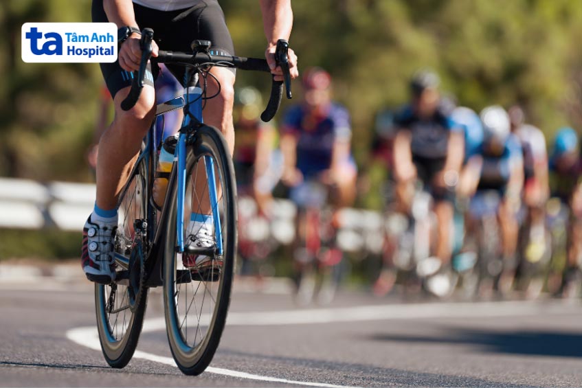 Đạp xe giúp giảm cứng khớp ở người tràn dịch khớp gối